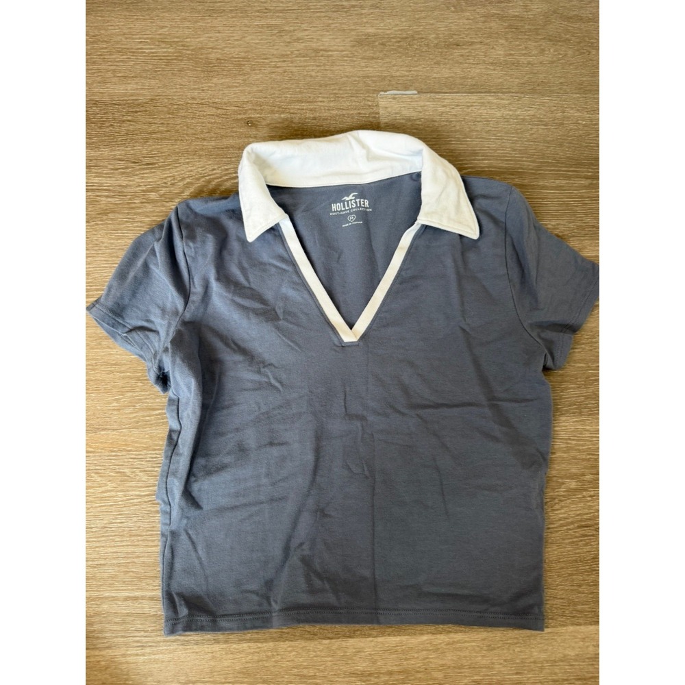HOLLISTER Collared Buttonless Polo Cropped V Neck Academia Tee, Gray- M